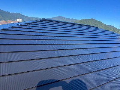 富士河口湖町　ガルバリウム鋼板屋根　塗装工事　施工後